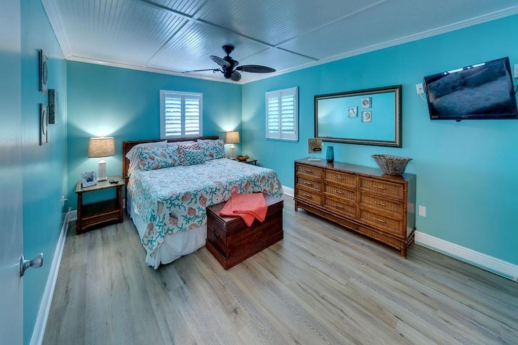 برادنتون بيتش Beach Getaway Pool Condo Between The Island Marina And Beach المظهر الخارجي الصورة
