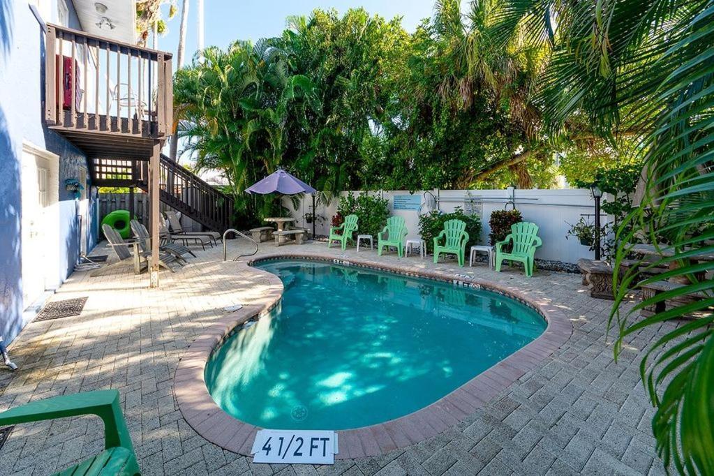 برادنتون بيتش Beach Getaway Pool Condo Between The Island Marina And Beach المظهر الخارجي الصورة