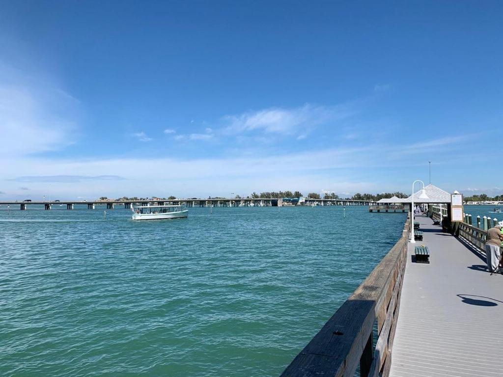 برادنتون بيتش Beach Getaway Pool Condo Between The Island Marina And Beach المظهر الخارجي الصورة