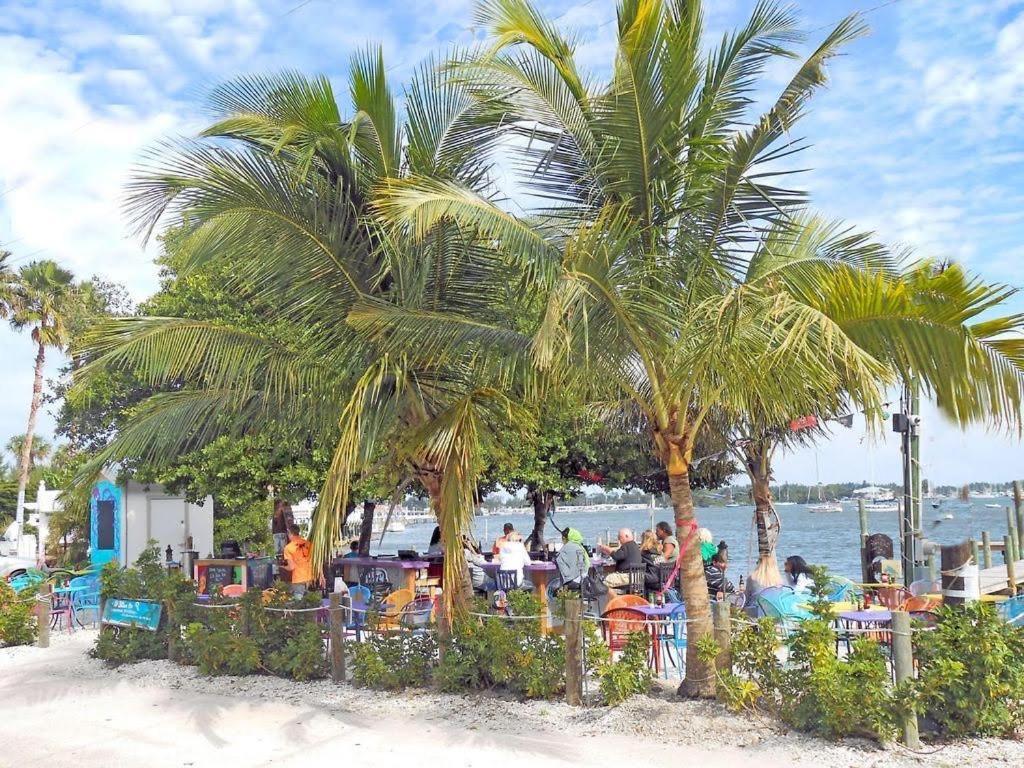 برادنتون بيتش Beach Getaway Pool Condo Between The Island Marina And Beach المظهر الخارجي الصورة